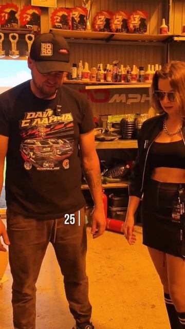 Впечатляющий размер! #гонки #старт #колесо #slick #автомоб смотреть онлайн