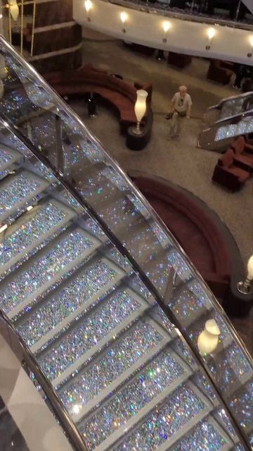 Сверкающие кристаллами лестницы лайнеров MSC 🛳 #msccruises смотреть онлайн