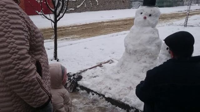 Олеся катается на санках.