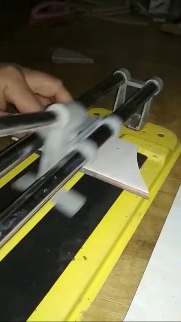 Как вручную отрезать плитку#ручнойплиткорез#плиткоре смотреть онлайн