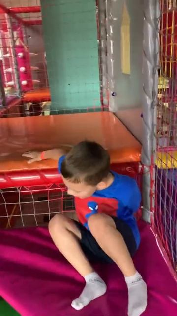 Влад на батутах😀