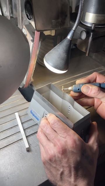 Тонкая работа. Затачиваем вручную #grinding #sharpening #grinder #grin смотреть онлайн