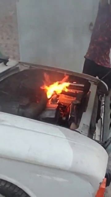 Запуск мотора пошёл не по плану... #москвич412 #пожар #мат смотреть онлайн