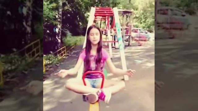 Девочка висит в воздухе!!! Сенсация!!!)