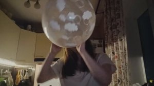 ASMR расслабляющее видео. Милая девушка надувает шарики