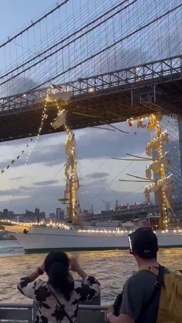 В Нью-Йорке мексиканский корабль врезался в Бруклинский мост — парусник не рассчитал высоту смотреть онлайн