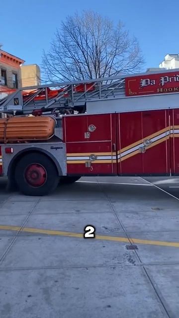 Почему у этой пожарной машины два водителя? 😳🔥 #факт? смотреть онлайн