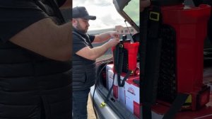 Как одеть ремни на опрыскиватель?