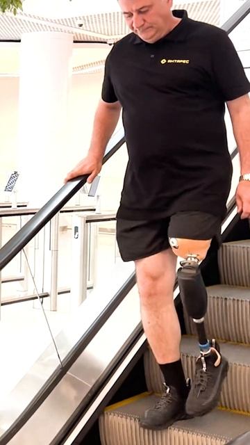 На протезе бедра ходьба по лестнице попеременным шаго