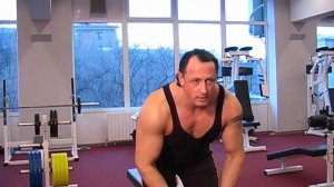 Отведение рук с гантелями в наклоне. Тренировка задне?