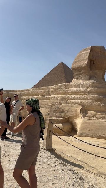 Сфинкс и две пирамиды