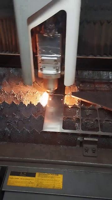Лазерная резка металла, оптоволоконный лазер #cnc #лазе? смотреть онлайн