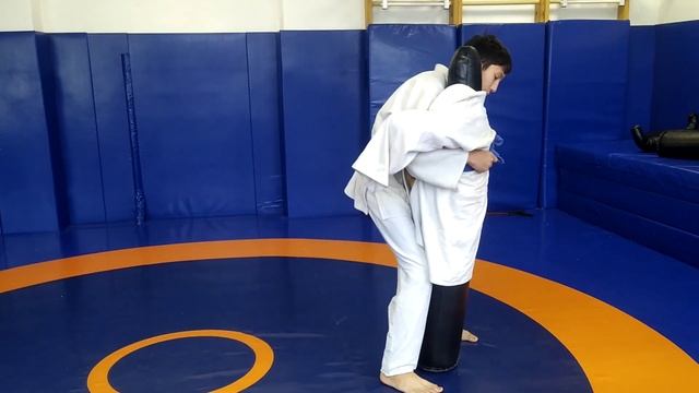 бросок через передней прогиб для новичков!!! смотреть онлайн