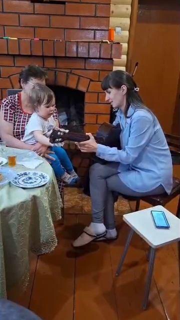 Раньше просто слушала, танцевала и пела, а теперь ей интересно самой потрынькать струны пальчиками😍 смотреть онлайн