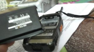Как вынуть аккумулятор из рации?