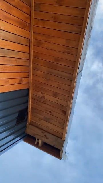 Сделал обшивку свесов крыши своего маленького Барнхауса #shorts #барнхаус смотреть онлайн