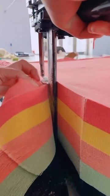 Работа вертикального сабельного ножа в швейном цехе. смотреть онлайн