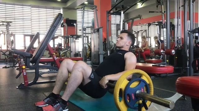 Ягодичный мостик со штангой