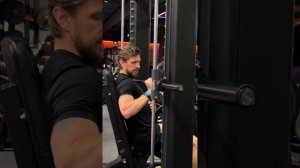 Жим сидя на плечи в тренажере Смит