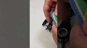 Дырокол красный круг. Тест пробоя отверстия в ткани.