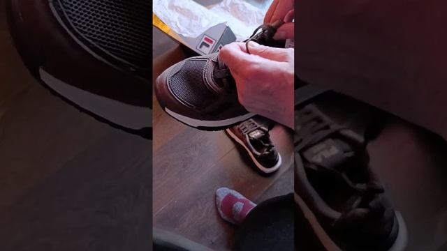 Курьер кроссовки привёз мои FILA смотреть онлайн