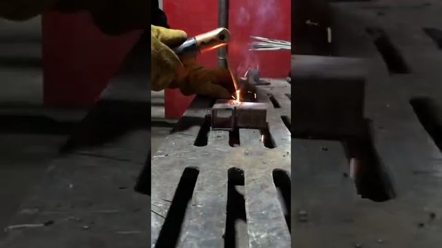 СВАРИВАЕМ БЕЗ СВАРЩИКА! Живой урок сварке! смотреть онлайн