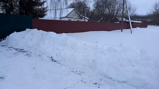Чистим снежок, много его нападало... смотреть онлайн