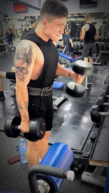 Подъем гантелей 18кг на бицепс (молотки) #качалка #жим #т