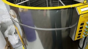 Качаю майский мёд новой медогонкой Донская пчела