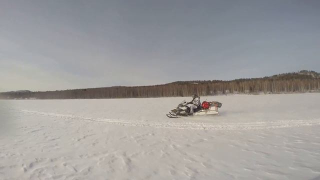 На снегоходе по озеру