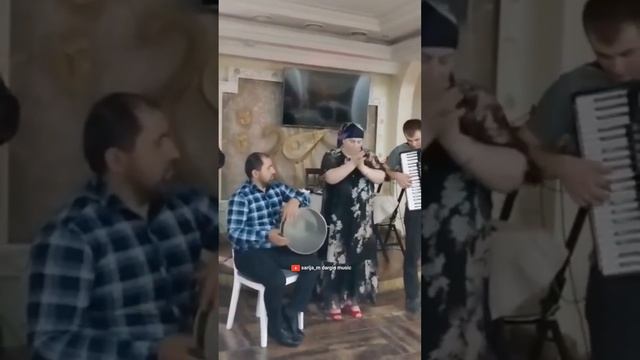 Зугра Меджидова, у неё только живой звук. Красивая песня🎶🎵 👍👏🔥