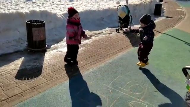 Две девчёнки и скакалка😆Парк 🌈 Смех, веселье, радост смотреть онлайн