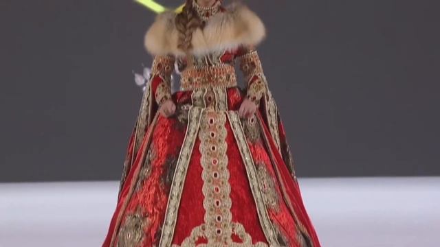 Показ коллекции костюмов и корон дизайнера Ольги Брил