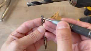 Никаких станков для заточки не использую, а затачиваю сверла на УШМ простым способом