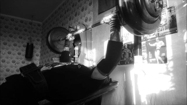 Жим штанги лёжа на наклонной скамье