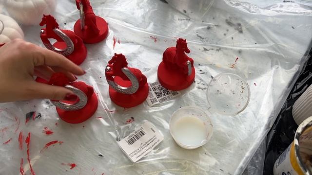 Статуэтки из гипса в красном цвете, лошади с подковой смотреть онлайн