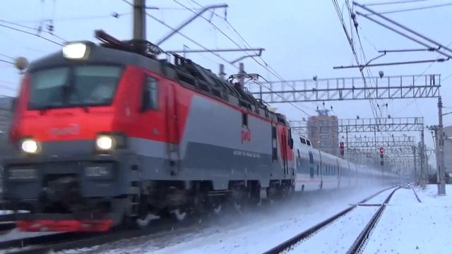 Электровоз ЭП20-004 со скоростным поездом 