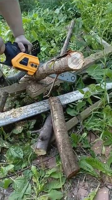 Аккумуляторная пила Деко в работе. смотреть онлайн