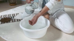 Вымачивание рук в солёной воде