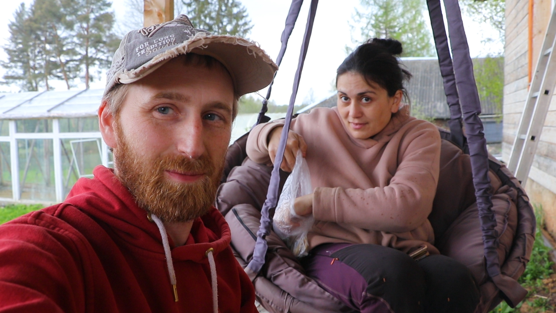 ПОКА РОДИТЕЛИ РАБОТАЮТ НА СТРОЙКЕ ДЕТИ ГОТОВЯТ ВКУСНЫЙ УЖИН. смотреть онлайн