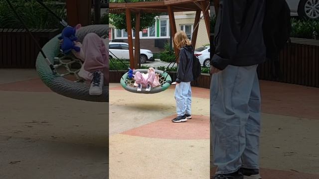 Хорошо, что есть детские площадки во дворе. смотреть онлайн