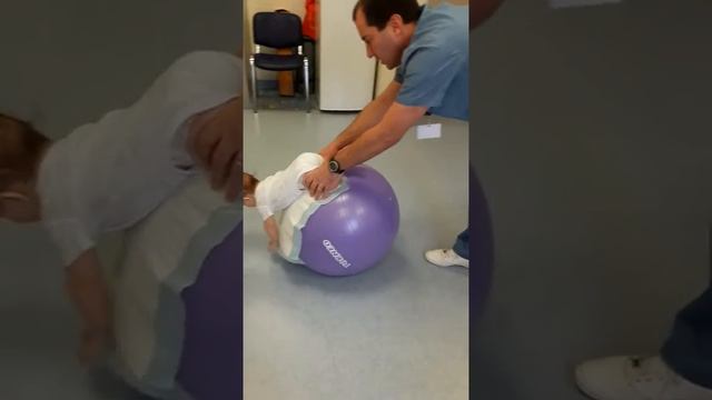 Упражнения на мяче, для укрепления мышц живота и спины смотреть онлайн