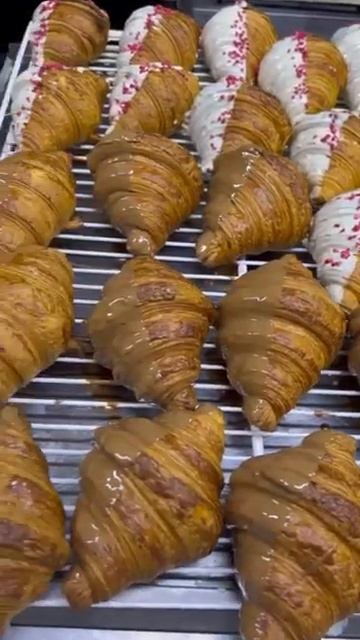 Хрустящие круассаны 🥐 из печи #food #готовимсовкусом смотреть онлайн