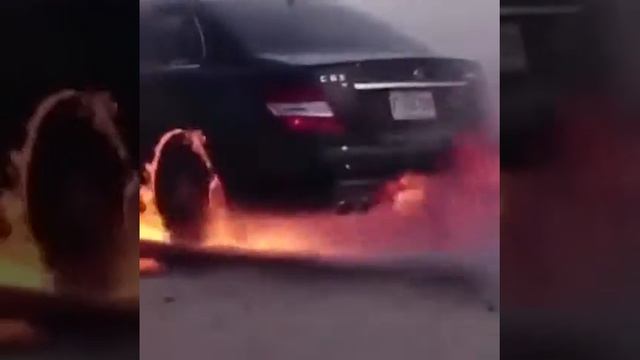 Мерседес Бенз греет асфальт и загорелось колесо. смотреть онлайн