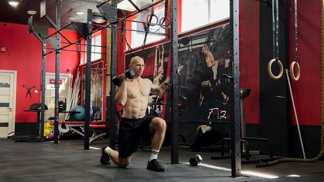 Сплит приседания с гантелью у плеча + поддержка | Демон смотреть онлайн