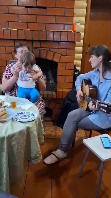 У нас с Мирой новая любовь - песни под гитару 😁 смотреть онлайн