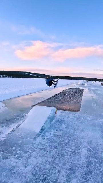 Парень выполнил очень красивый трюк на доске для серф? смотреть онлайн