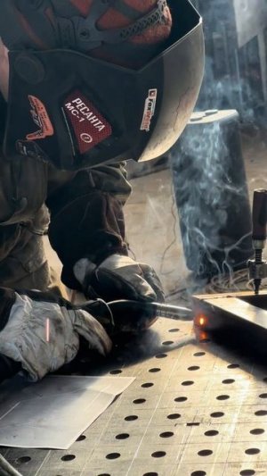 Процесс сварки забора