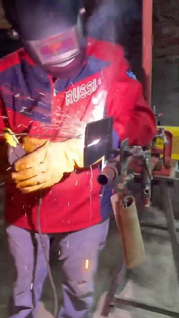 Курсы сварщиков / Обучение с нуля 🧑🏭 #shorts смотреть онлайн