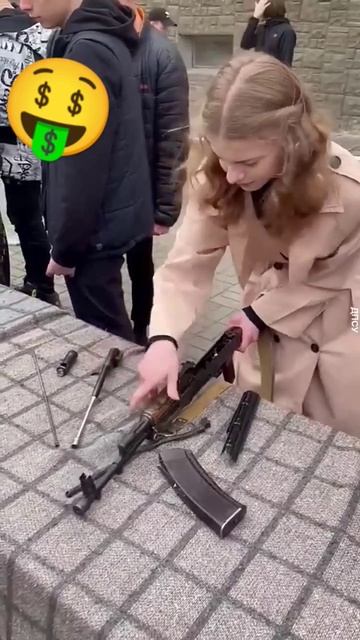 Русская девушка быстрее открывает пистолет respectshorts